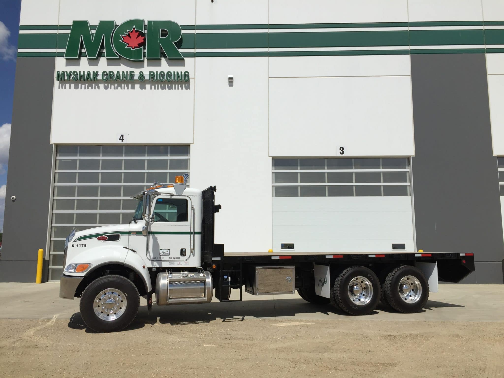 2018 Peterbilt 348 - Tandem Axle Deck Truck