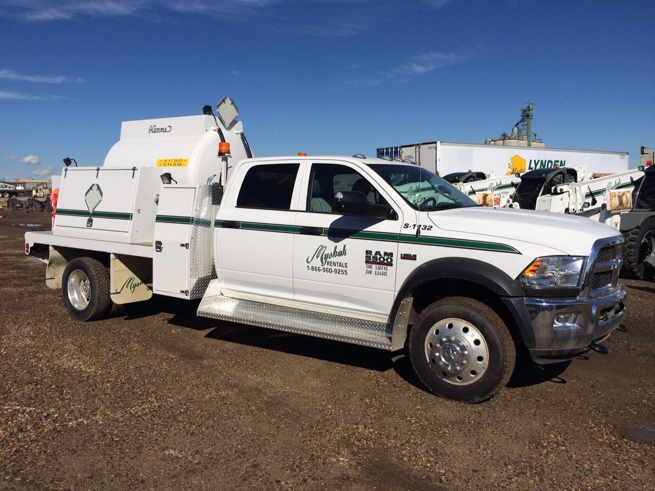 Dodge Ram 5500 - Fuel Truck / Service Body w/2,200 L Tank